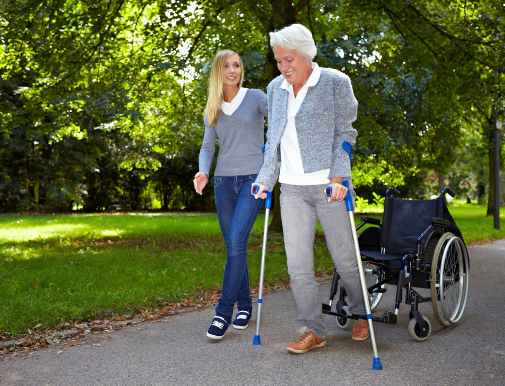 Как выбрать костыли для пожилых людей?