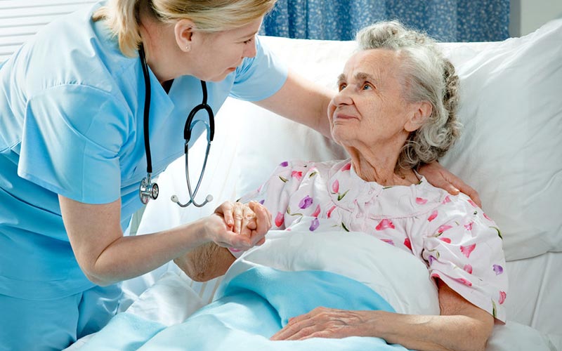 Как ухаживать за лежачими больными и лечить пролежни?